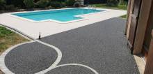 pose de pavés en bordure de la piscine à Roanne