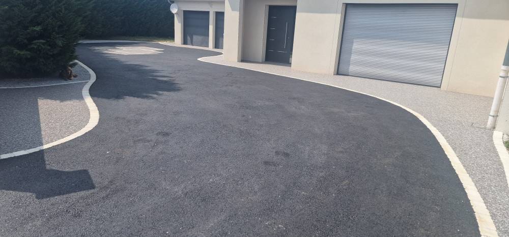 Cour en enrobé et Hydro’Way à Neulise;