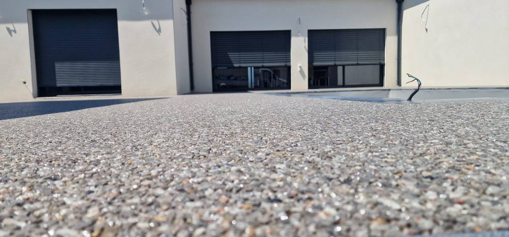 Aménagement de plage de piscine en revêtement Hydro’Way à Chambéon