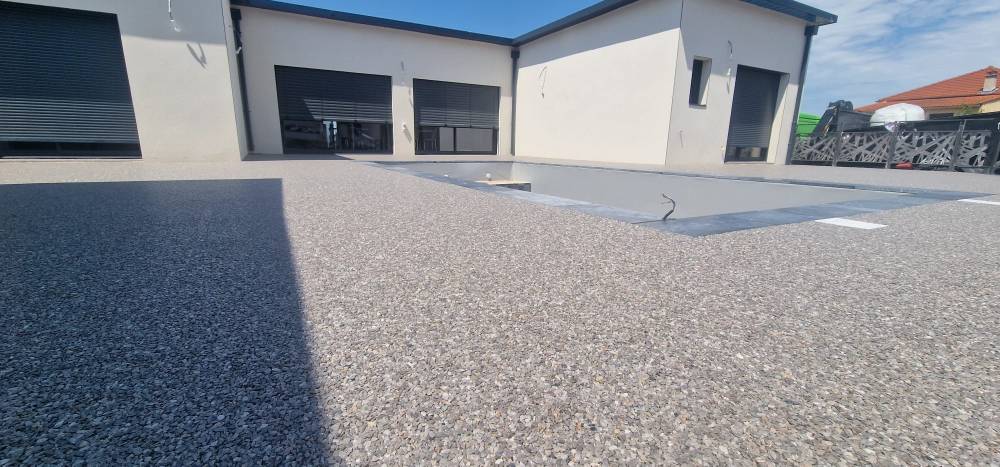 plage de piscine en revêtement Hydro’Way à Chambéon