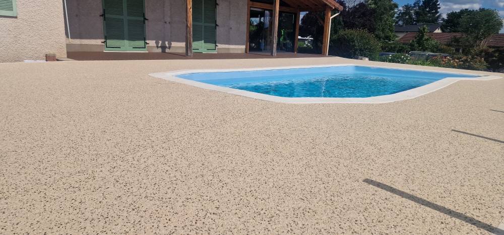 Revêtement drainant et design pour terrasses et plages de piscine a balbigny
