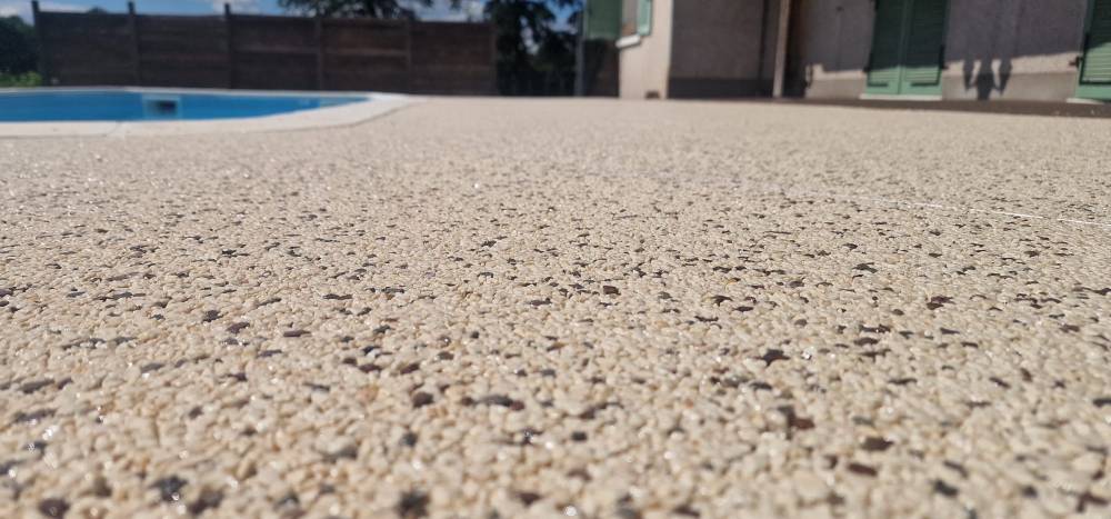 Revêtement drainant pour terrasses et plages de piscine