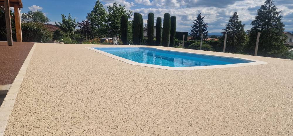 Revêtement hydo'way drainant et design pour terrasses et plages de piscine