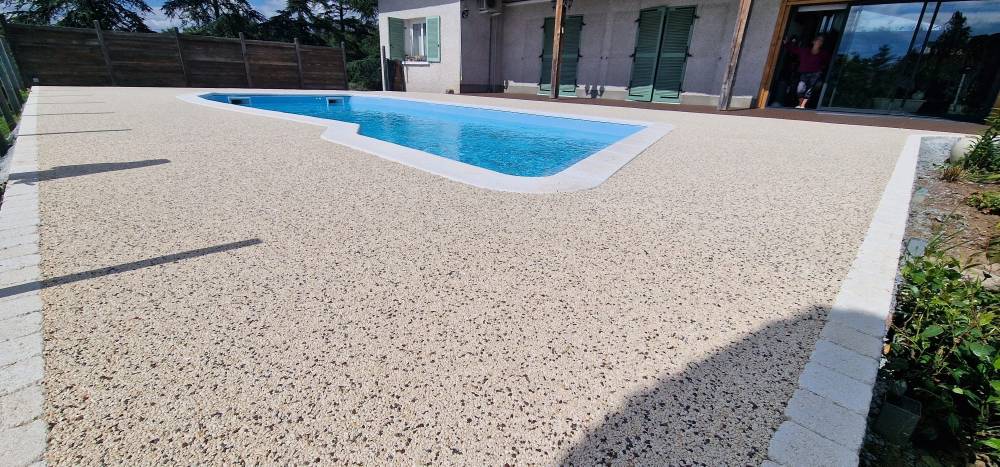 Revêtement drainant et design pour terrasses et plages de piscine