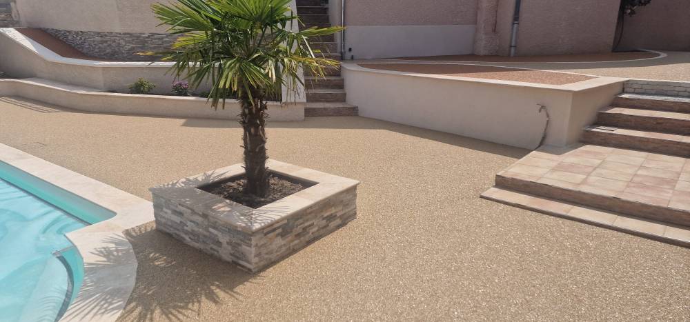 Plage de piscine design en Hydro’Way à Balbigny 